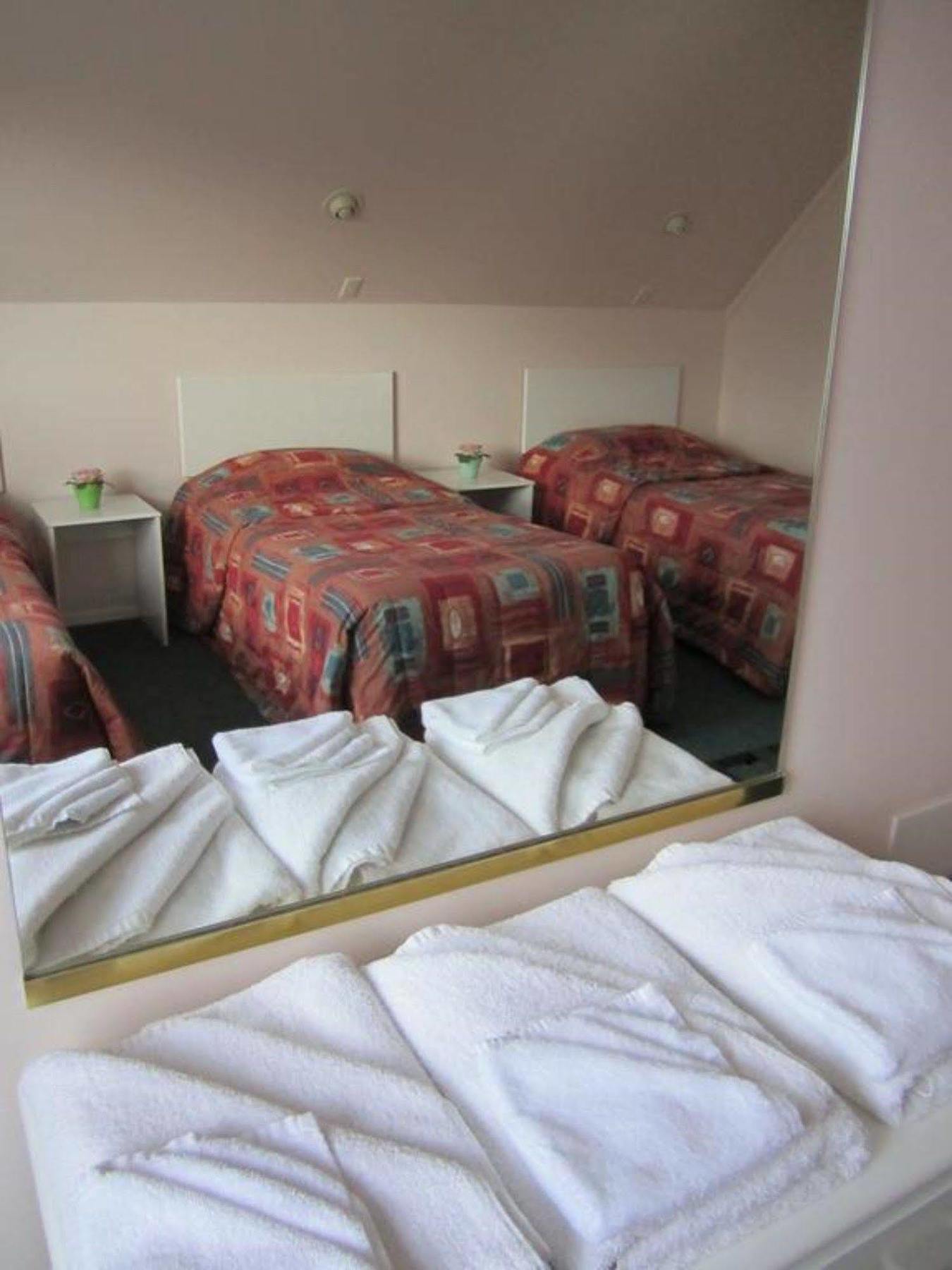Camellia Court Motel Лоуэр-Хатт Экстерьер фото